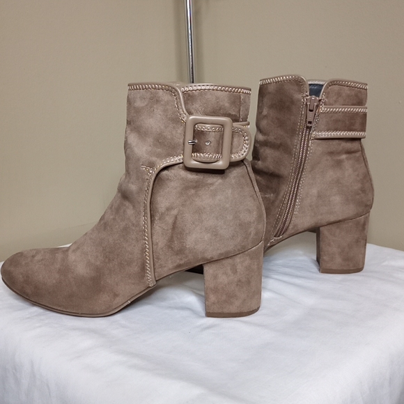 White Mountain Shoes - White Mountain Calisi Beige Suede Ankle Boots Booties w/Buckle Detail Sz…